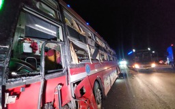 Bình Phước: Xe khách giường nằm 'đấu đầu' xe tải trong đêm khiến nhiều người bị thương