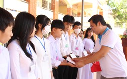 Trao 20 học bổng Nguyễn Thái Bình - Báo Thanh Niên cho học sinh khó khăn