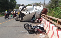 Bình Phước: Xe container chở gỗ bị lật trên quốc lộ 14 làm 4 người bị thương