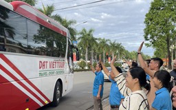 Những chuyến xe nghĩa tình đưa công nhân từ Bình Phước về quê đón tết