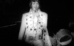 Trang phục biểu diễn của huyền thoại Elvis Presley bán đấu giá hơn 1 triệu USD