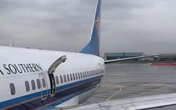Mở cửa máy bay... hóng mát