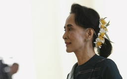 Bà Suu Kyi từ bỏ 2 chức bộ trưởng