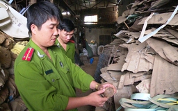 [CHÙM ẢNH] Vựa phế liệu thu gom vỏ bom, mìn: 'Treo bom' lơ lửng trên đầu dân