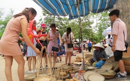 Về cầu ngói Thanh Toàn, đi chợ quê ngày hội