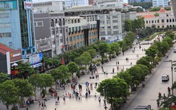 Lấy phố đi bộ Nguyễn Huệ làm 'sàn catwalk'