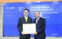 Đại diện Chubb Life Việt Nam đón nhận danh hiệu Doanh nhân Tiêu biểu 2016