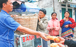 Cụ ông bán dạo để mua bánh mì tặng người nghèo