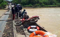 'Thấy con trôi trước mặt, tôi cố bơi theo cứu con mà không thể'