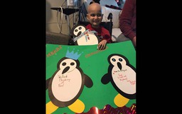 Cậu bé ung thư chỉ còn sống 1 tháng nhận được hàng ngàn thiệp Giáng sinh