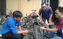 Sửa xe đạp cũ tặng học sinh