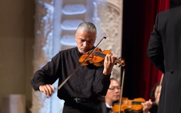 Hòa nhạc cùng nghệ sĩ violin nổi tiếng gốc Việt Stephane Trần Ngọc