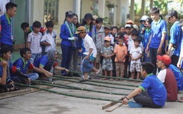 Miệt mài thiện nguyện giúp học sinh vùng sâu