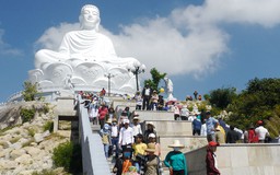 Hàng ngàn người tham quan pho tượng Phật khổng lồ