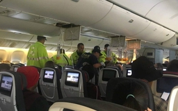 Máy bay gặp nhiễu động, 35 khách bị thương