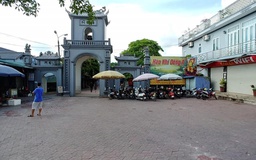 Chặn khách thu tiền trái phép ở đền Bảo Lộc