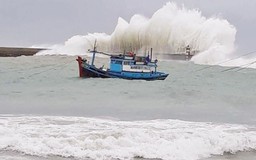Bão Phanfone gây gió giật cấp 13 trên Biển Đông