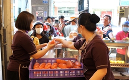 Người Sài Gòn xếp hàng mua bánh mì thanh long 'độc nhất' Việt Nam