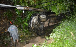 Tai nạn trên đèo Chuối: Xe bán tải lao xuống vực sâu 4 m, tài xế kẹt trong cabin