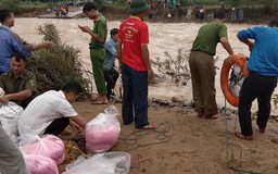 Dùng dây tiếp lương thực cho hàng trăm người dân bị cô lập