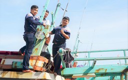 Giảng viên trẻ với thiết bị định vị tàu cá đa năng