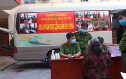 Làm căn cước công dân gắn chip, chưa thu hồi sổ hộ khẩu giấy