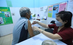 TP.HCM: Số lượng người dân đi tiêm vắc xin Covid-19 mũi nhắc lại nhiều hơn
