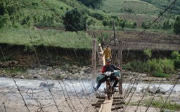 Nguy hiểm từ cầu treo vượt suối ở Kon Tum
