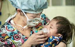 Nữ bác sĩ tham gia hơn 800 ca phẫu thuật miễn phí cho trẻ em