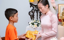 Nghẹn ngào khi em trai 12 tuổi tặng cả con heo đất ngày chị lấy chồng