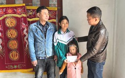 Trao tiền cho gia đình khó khăn ở Quảng Trị