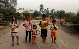 Chuyện “thằng khùng” rời phố về quê dạy quần vợt miễn phí cho trẻ em nghèo