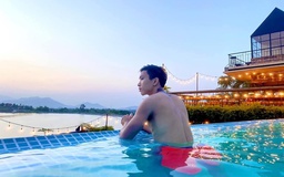 Văn Hậu khoe dáng ‘nam thần’, rực sáng cạnh bể bơi