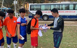 Kiatisak truyền cảm hứng đến các tài năng trẻ bóng đá Việt Nam