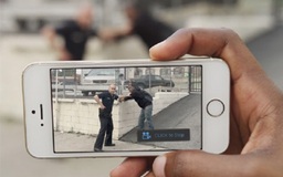 Mỹ: Người dân và cảnh sát bắt đầu quay clip lẫn nhau