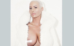 Người mẫu Amber Rose khoe ngực trần ủng hộ chiến dịch Ngực trần