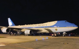 Chuyên cơ chở Tổng thống Mỹ vượt Đại Tây Dương sang Việt Nam