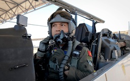 Tướng Mỹ chúc mừng phi công Việt Nam Đặng Đức Toại tại lễ tốt nghiệp