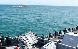 Xem tàu săn ngầm Việt Nam và Ấn Độ diễn tập đội hình trên biển