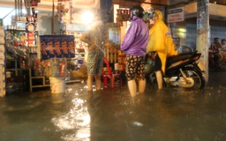 Sau mưa to 'lịch sử', người Sài Gòn trắng đêm ứng phó nước ngập