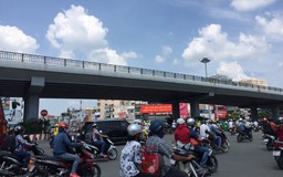Rối loạn giao thông tại Hàng Xanh: Nên cho xe máy chạy trên cầu vượt
