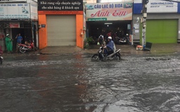 Người Sài Gòn bất ngờ dịu mát sau cơn mưa lớn 'giải nhiệt' đầu mùa