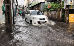 Người Sài Gòn đi chơi lễ bất ngờ dính mưa to, nhiều đường bị ngập