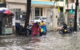 Mưa lớn cuối tuần, nhiều tuyến đường ở TP.HCM tiếp tục 'điệp khúc ngập'