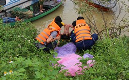 Những người lặn sông xuyên đêm, ôm xác chết là hàng xóm