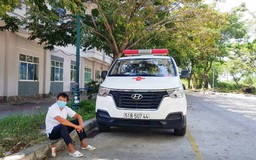 Ông Đoàn Ngọc Hải nhẫn nại chờ bệnh nhân ở Bệnh viện Ung bướu Đà Nẵng