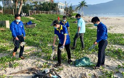 100 thanh niên Đà Nẵng dọn hàng tấn rác thải làm sạch bãi biển