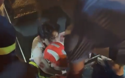 Đà Nẵng: Cảnh sát giải cứu người đàn ông chạy xe máy rơi xuống cống công trình