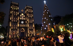 Người Hà Nội đổ xô về phố Hàng Mã, Nhà thờ lớn chơi Giáng sinh sớm