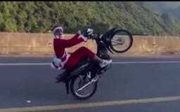 Bắt 'ông già Noel' đi xe máy không biển số, bốc đầu ở Thái Nguyên